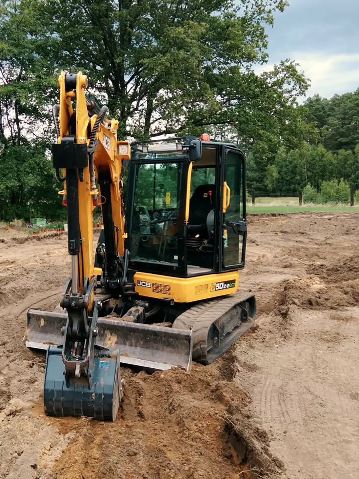 Koparka gąsienicowa JCB 50Z-2 na przygotowywanym placu